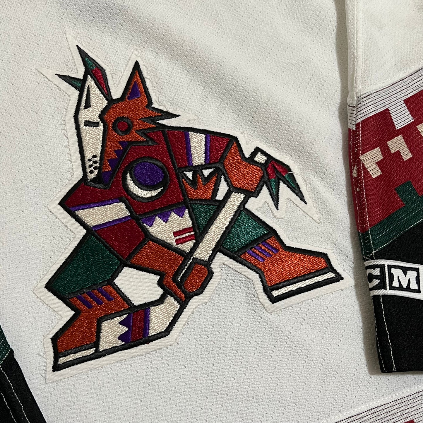 Vintage Phoenix Coyotes White Kachina Road CCM Jersey -YL/XL