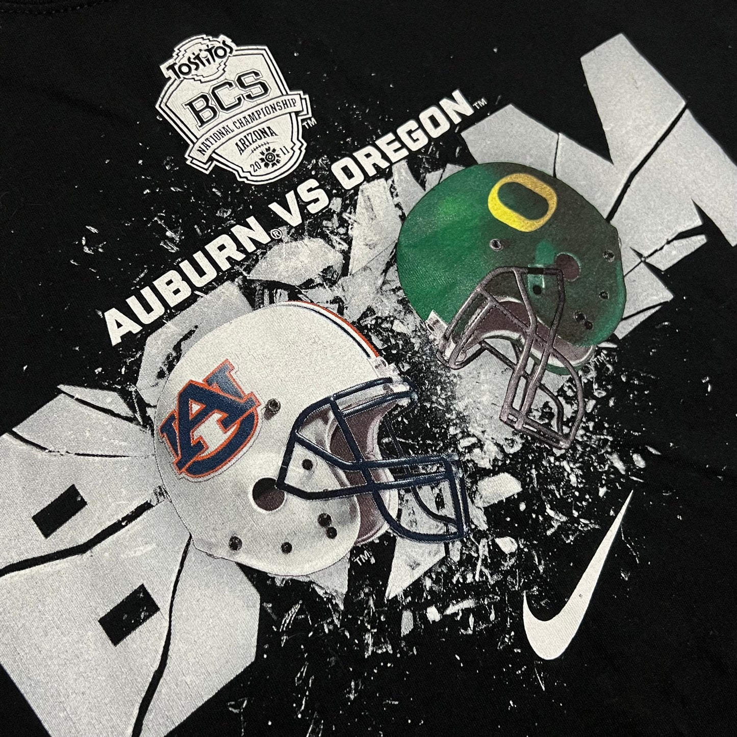 2011 Oregon Vs Auburn Clashing Helmets National Championship Shirt - L